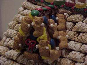 Here's my gable, close up. Aren't the teddy grahams cute? I went through about 5 graham crackers trying to get the construction right.